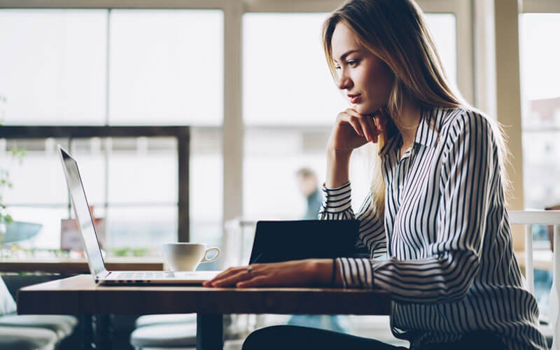 Businesswoman reading Insight 2018 Intelligent Technology Index on tablet device